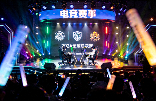 电竞赛事舞台灯光下选手对战的现场画面